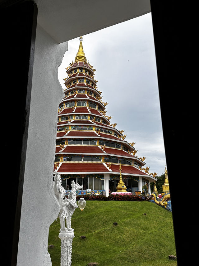 Wat Huay Pla Kang the peace dragons tower 