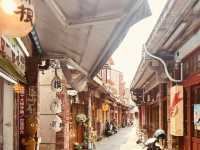 「走進中央老街，時間在紅磚與石巷間慢了下來。」