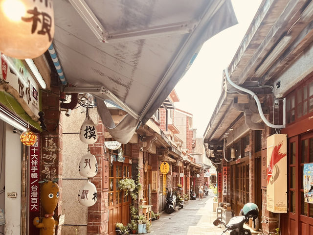 「走進中央老街，時間在紅磚與石巷間慢了下來。」