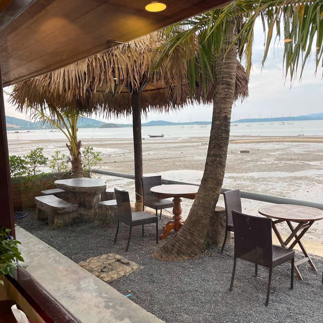 The Ruby Sea Cafe – คาเฟ่ลับริมทะเลบรรยากาศชิลเว่อ The Ruby Sea Cafe – คาเฟ่ลับริมทะเลบรรยากาศชิลเว่อ