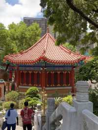 香港｜黃大仙祠——在高樓與綠瓦之間，聽見香火與水聲交織的城市靜心所 ⛩️🌿
