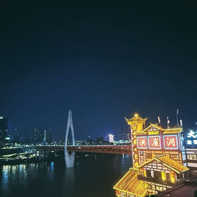 在山城的層次裡，尋找光的蹤影✨