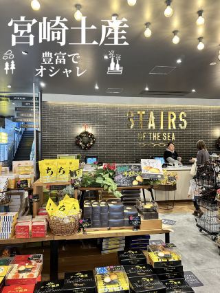 สถานที่ริมทะเลสุดเก๋พร้อมของที่ระลึกและร้านอาหารมากมาย