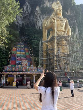 Warna, Keimanan, dan Batu — Keindahan Abadi Batu Caves