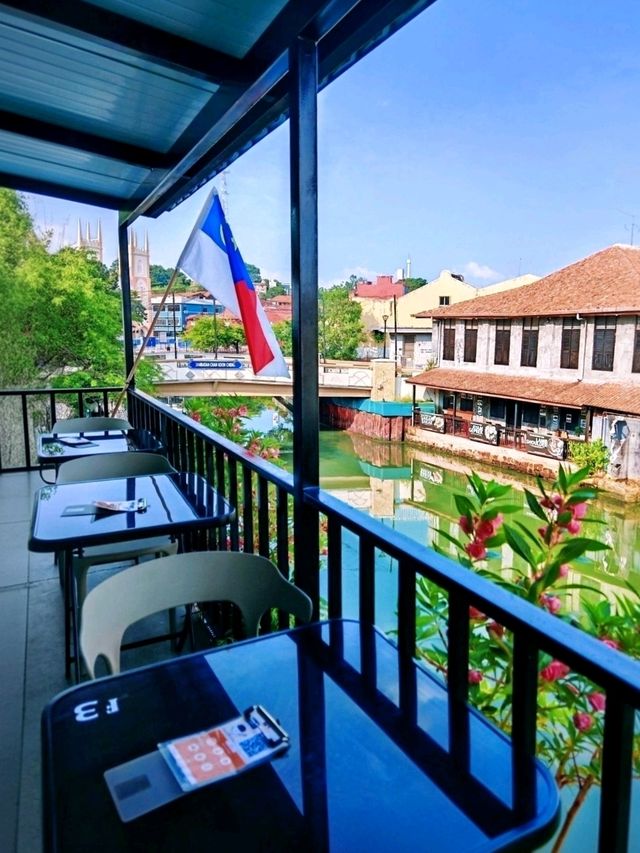 🥪☕🥦🌶️🍜🫛🥃🍗🥒🍛Savouring Local Delights at a Cozy Riverside Cafe in Malacca.