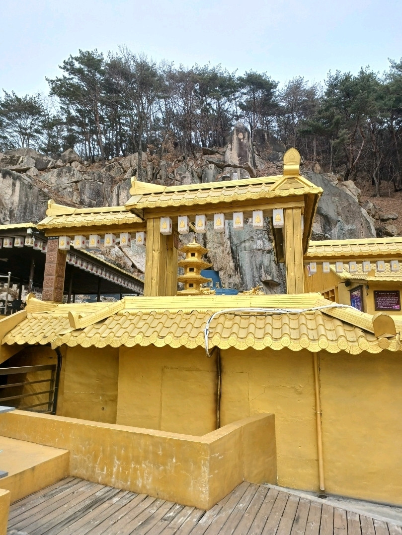 黄金の寺院として知られるユニークな寺院 | Trip.com 梁山市