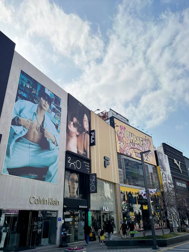 【釜山の最高のショッピングスポットはデパートではない】光復路ファッションストリートに足を踏み入れれば、南浦洞で日が暮れるまで買い物をしても帰りたくなくなる理由がわかるでしょう🛍️✨