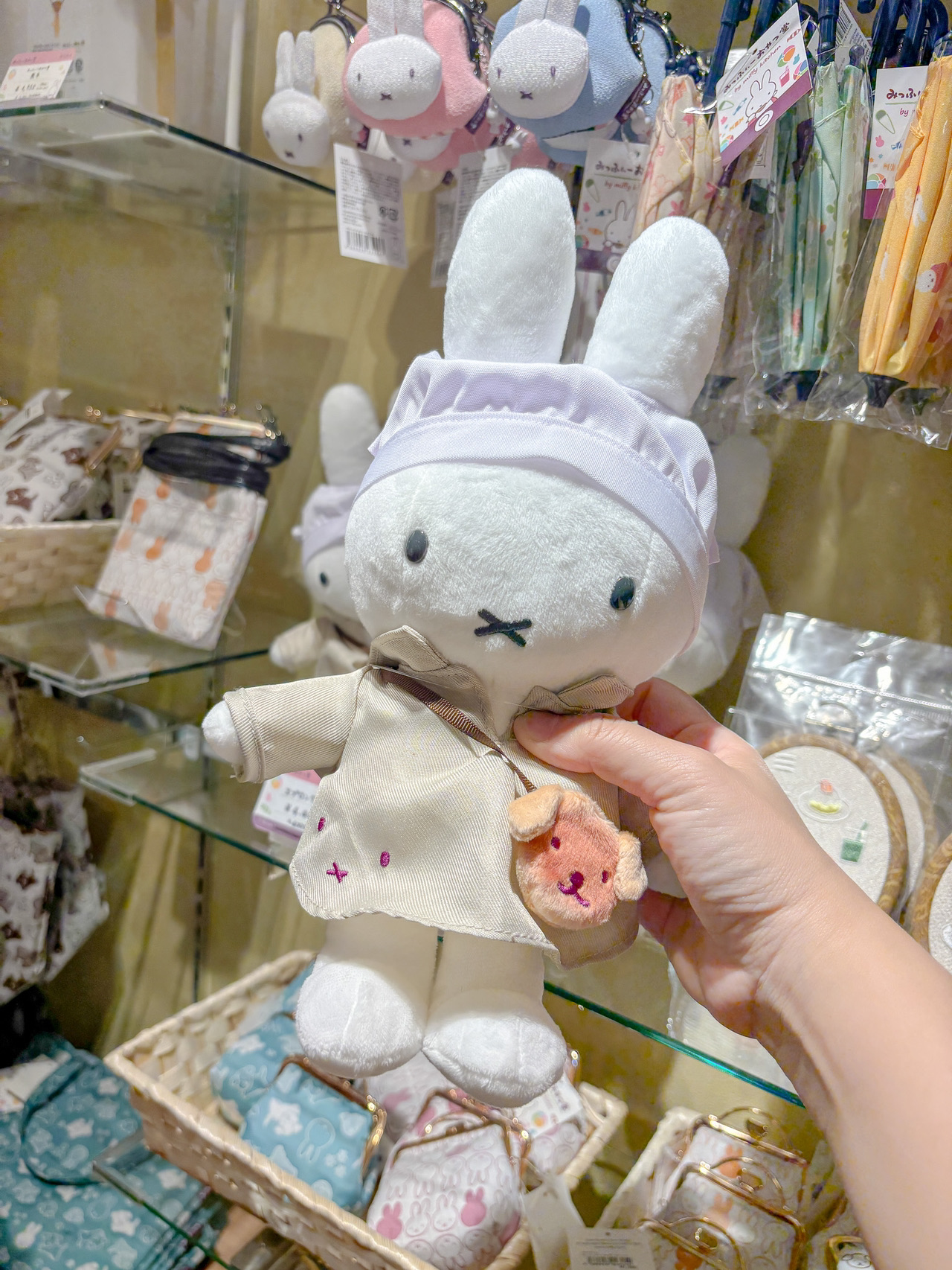 Nhật Bản quả thực là thiên đường của Miffy! Có rất nhiều cửa hàng chuyên bán đồ Miffy ở khắp mọi nơi! Khi tôi đến Kamakura, có một cửa hàng chuyên bán đồ Miffy hai tầng gần ga Kamakura trên tuyến đường sắt Enoshima. Cửa hàng này có rất nhiều đồ ăn (quà lưu niệm) theo chủ đề Miffy, và tôi đã chụp rất nhiều ảnh ngay từ lối vào!

Tôi phải vào tất cả các cửa hàng Miffy mà tôi đã đến thăm ở Nhật Bản vì tất cả đều có những mặt hàng phiên bản giới hạn! Cửa hàng này có quần áo, phụ kiện bằng vải màu xanh và trắng, và một số loại ví đựng thẻ mà tôi chỉ thấy ở đây trước đây!

Nếu bạn đang tìm mua quà lưu niệm cho bạn bè, những chiếc bánh dorayaki hình Miffy ở tầng trệt rất đáng yêu, cùng với một số loại kẹo và bánh quy, và rất nhiều móc khóa dễ thương nhưng vô dụng. Người hâm mộ có thể muốn cân nhắc mua một vài món!

📍Cửa hàng bánh kẹo Miffy

📍Địa chỉ: 1-6-11 Komachi, thành phố Kamakura, tỉnh Kanagawa (Cách ga Kamakura trên tuyến đường sắt Enoshima khoảng 5 phút đi bộ)

#travel2026 #JapanTravel #miffy #Kamakura

