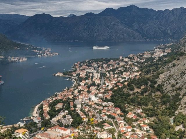 【モンテネグロ】ジブリ感溢れる港町の絶景スポット「コトル要塞」