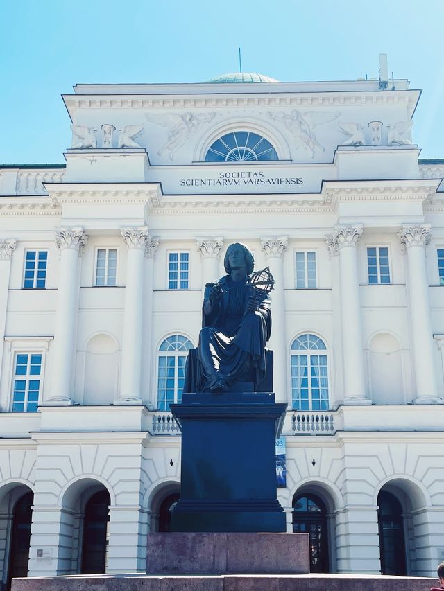 【ポーランド🇵🇱の首都ワルシャワのランドマーク”ニコラウスコペルニクス等の像が並ぶ通り】