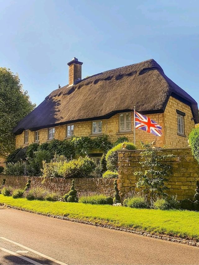 🏡 Cotswold Cottage: A Timeless Escape into English Country Charm 🌸