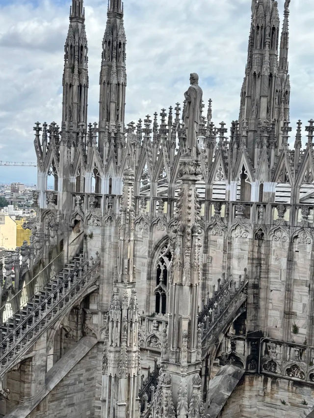 A Stylish Stroll Through Milan: Where Fashion Meets History