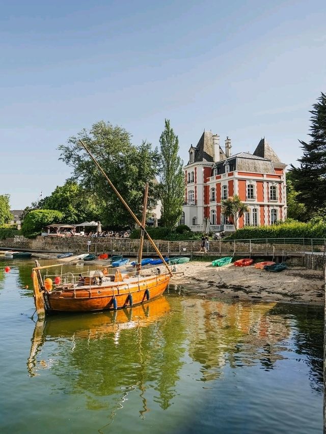 🌊 Where the Sea Stays Gentle – Larmor-Plage, France