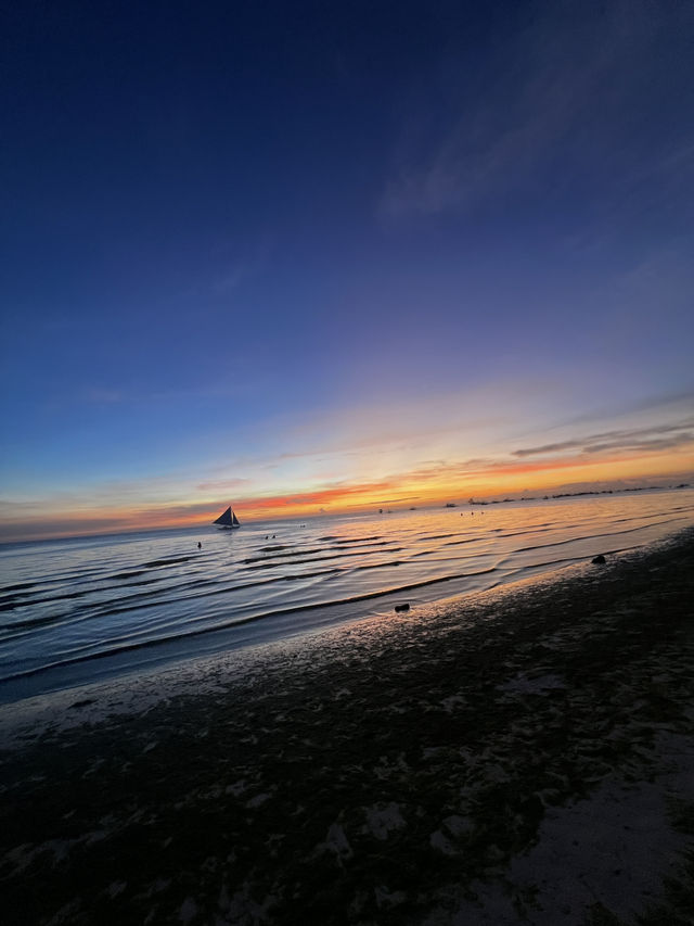 🌅✨ Boracay Sunsets – Where the Sky Falls in Love with the Sea 🌴💛 