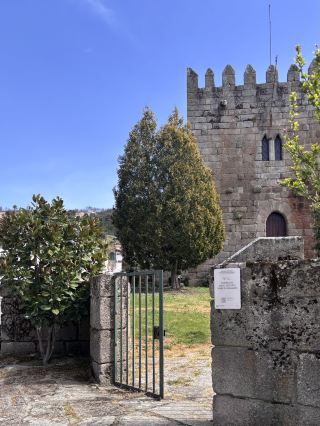 ดอกไม้บานสะพรั่งในฤดูใบไม้ผลิและกำแพงยุคกลาง 🌸🏛️