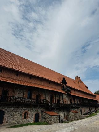 Frame the scenery into time and listen to a 700-year-old lakeside narrative poem🎶
When you come to Lithuania, you can't miss Trakai Castle🏰, which is gently surrounded by Galve Lake! This red-brick castle standing in the middle of the water, after hundreds of years of baptism, is still quiet and elegant, very much like a European fairy tale ~

A slow walk along the edge of the lake, the wind carries the fragrance of earth and lake water, super chill! Walking through the long wooden bridge into the castle is like going back to the Middle Ages and hearing the whispers of knights and grand dukes👑. If Vilnius is the soul of Lithuania, then Trakai must be his most romantic dream✨.

To experience more, we recommend renting a sailboat⛵ by the lake to enjoy the beautiful outline of the water castle from a different angle.  

Location Information:
Trakai Castle Trakai Castle
Address: Trakai 21142, Lithuania
Opening hours: Tuesday to Sunday 10:00-18:00 (closed on Mondays)

Lakeside view + castle check-in, unforgettable trip to Lithuania, mark it down!