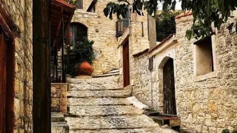ロフ ― 石造りの家々が丘を囲み、ロバの歩みのように穏やかな時間が流れるキプロスの村。 — traveler post in リマソール