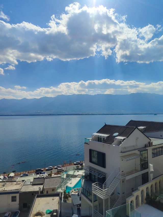 The Erhai Lake with the same color as the sky and sea.