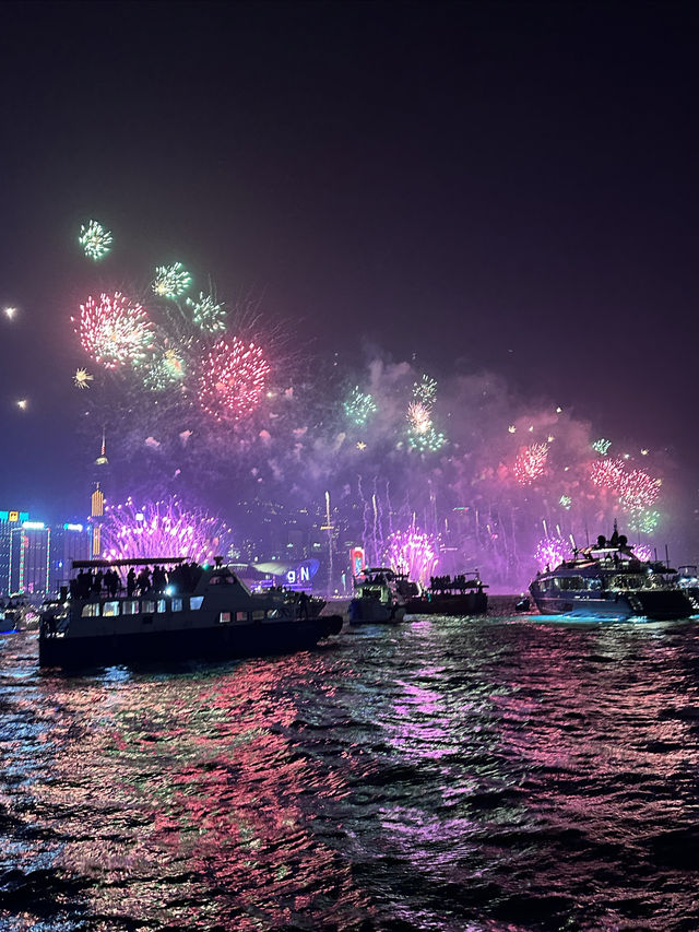 坐上香港維多利亞港遊輪看跨年煙花是什麼體驗～