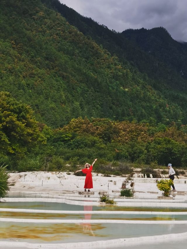 白水台位於迪慶藏族自治州香格里拉境內哈巴雪山麓的三壩鄉白地村
