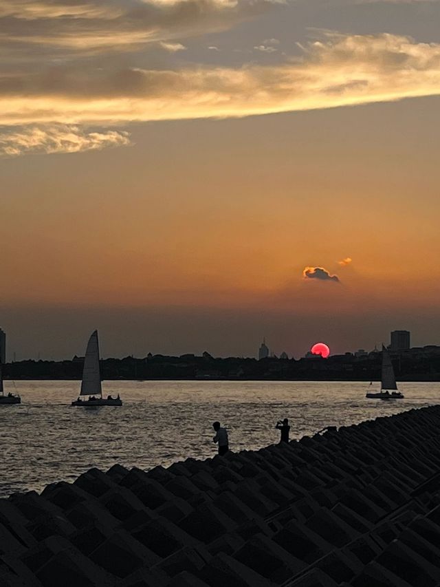 在青島｜我們去看海吧去看不被定義的海去看晴空灼熱的海