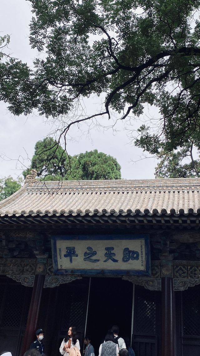 晉祠，是位於山西省太原市晉源區的一座古建築群，原名為晉王祠，初名唐叔虞祠，是為了紀念晉國開國諸侯唐叔虞及母後邑姜後而建，晉祠是中國現存最早的皇家祭祀園林，也是中國古代建築藝術的集約載體，被譽為“晉祠三絕”