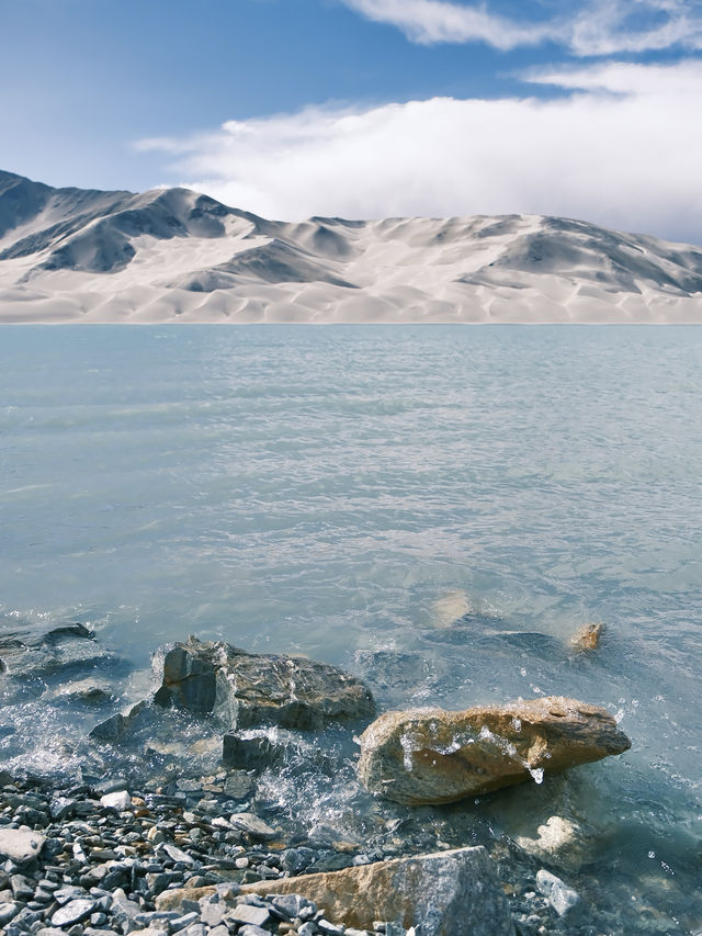 一路向西到新疆去雪山下感受湖泊的自由