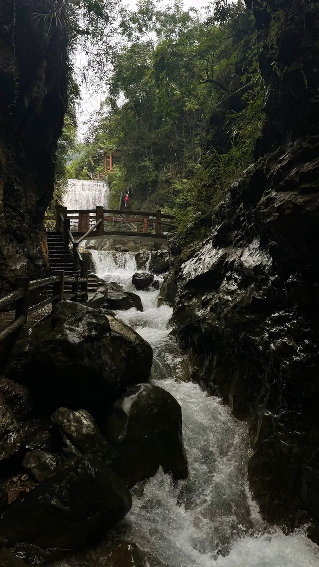 四川廣安天意谷山野間的綠潭飛瀑