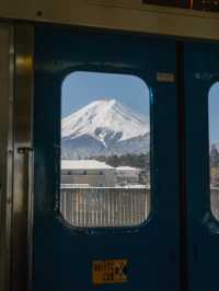 開往富士山的電車富士急行線視角看富士山