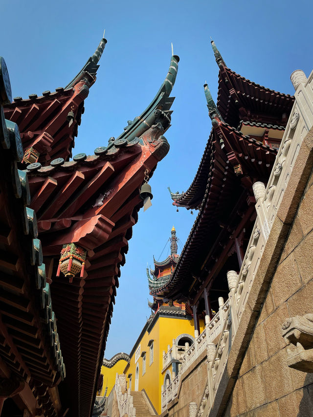 金山寺環抱著山峰，四面天空開闊明朗