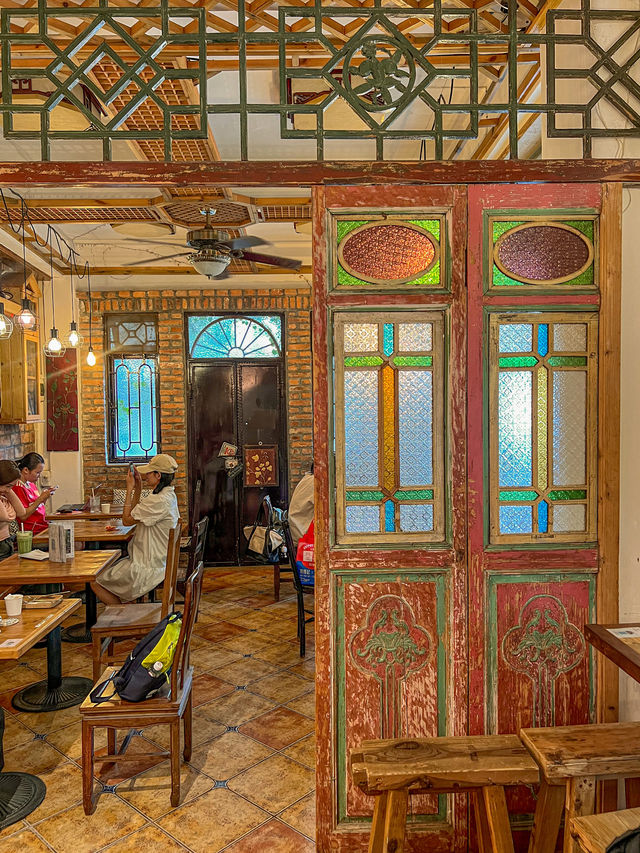 This is a retro café in Xiguan that seems to have stepped out of a painting, Houmi.