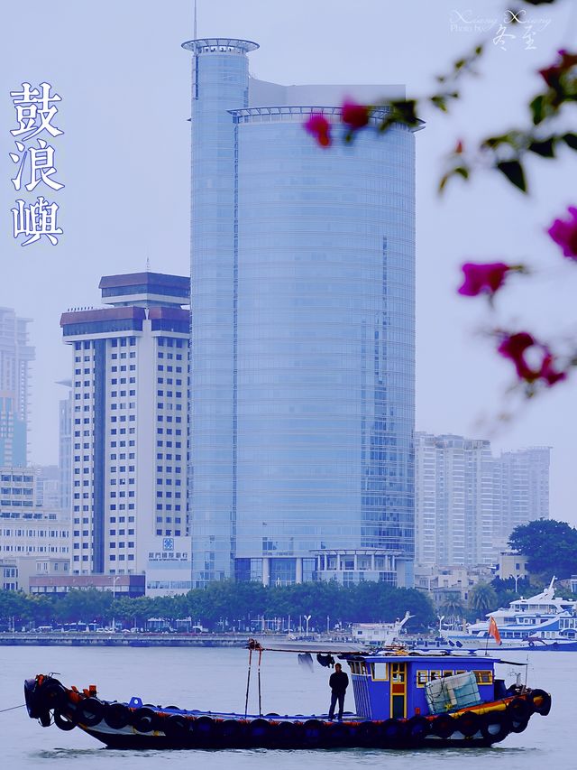 Patiently awaiting for a century, for your knowing smile — Gulangyu Island.