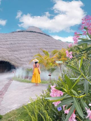 The thatched cottage is not in Bali!! It's right at the foot of Wuzhishan in Hainan Island