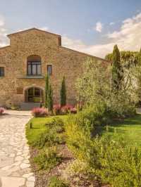 🌟✈️ Tuscany's Top Stays: Castelfalfi Charms! 🏰🍇
