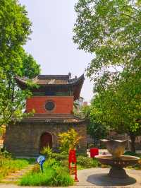 探索千年古寺。