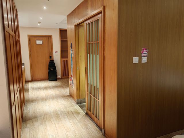 擁有大草坪的酒店。