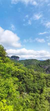 攀登天遊峰，體驗雲海中的仙境之旅。