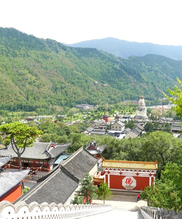 五台山，靈動佛光之地 。