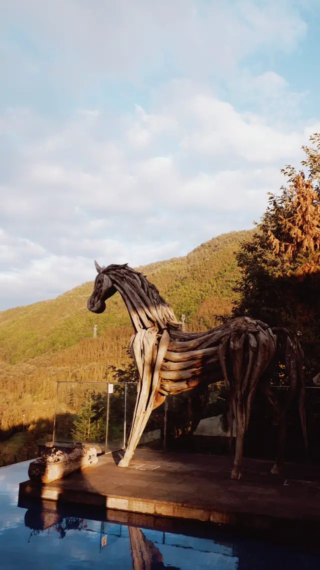 Tengchong | A hot spring hotel with a volcano view in China!