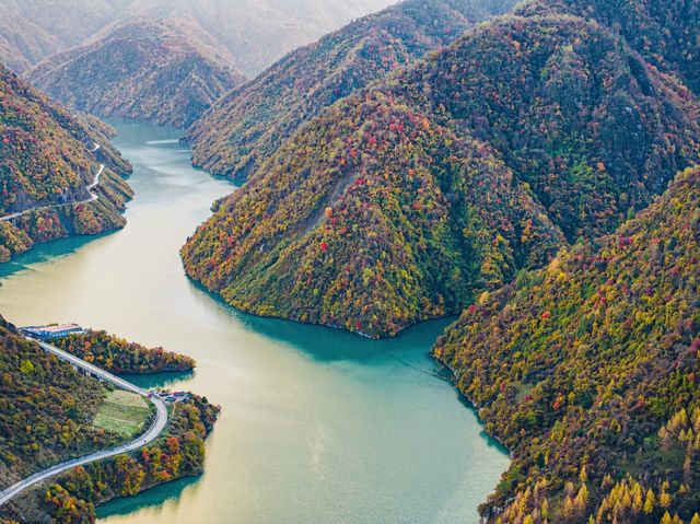四川小眾紅葉秘境一藏在山裡的扒昔加古寨。