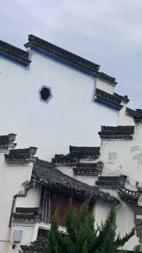 踏入古城，青石板路蜿蜒向前，彷彿在訴說著古老的故事