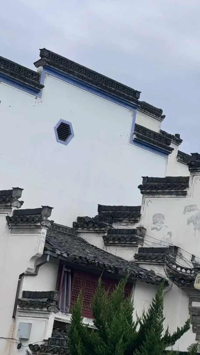 踏入古城，青石板路蜿蜒向前，彷彿在訴說著古老的故事