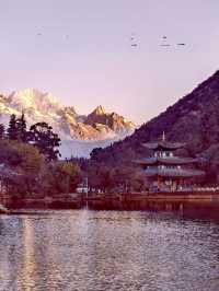 麗江人私藏嘅「日照金山」打卡位！喺黑龍潭將雪山捧入鏡頭