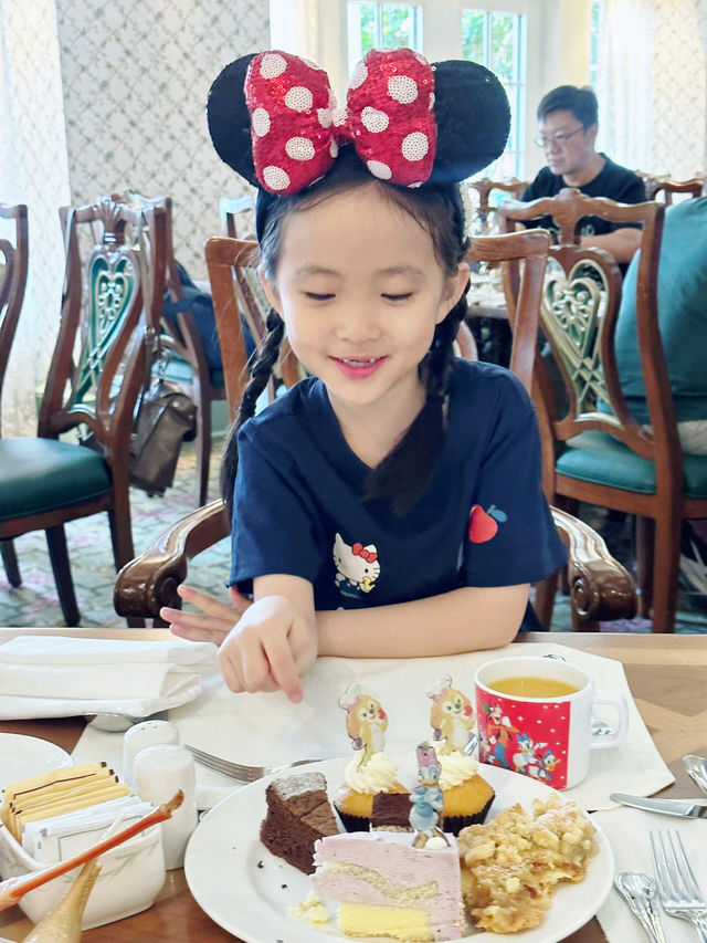帶女兒去迪士尼吧！🏰 今次來港迪，依然選擇住園區酒店～上兩次在上海住過樂園酒店同玩具總動員酒店，今次揀咗香港迪士尼探索家酒店，體驗超讚！