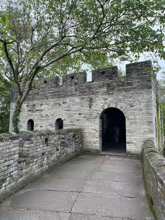「觸摸千年心跳：在臨海江南長城，與歷史撞個滿懷」——國慶前夕