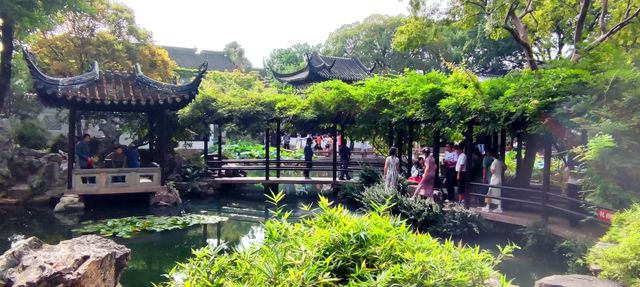 綠意依然、鮮花盛開的留園