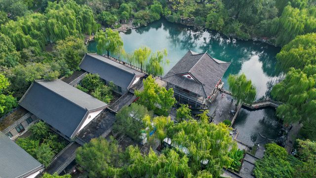 濟南的秋天，若有十分美，五龍潭必占七分。