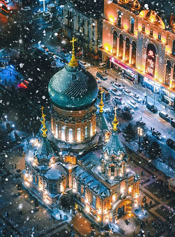 Harbin's winter beauty is like a fairy tale world, even Dilraba Dilmurat is captivated by it! Ice sculptures sparkle like the Milky Way under neon lights, the snowy scenery on Central Street is extremely romantic, and the sweet aroma of frozen pears and candied hawthorns fills the entire city. When you come to Central Street, be sure to try authentic Russian cuisine and the famous Madieer ice pops. This century-old commercial street features European-style architecture in Renaissance, Baroque, and other styles, dazzling with lights and colors at night. During the Ice and Snow Festival, interesting ice and snow sculptures can be seen everywhere on the street, waiting for you to take photos. In addition, at the northern end of Central Street is the Flood Control Victory Monument. In summer, you can stroll along the Songhua River, and in winter, you can ride horse-drawn carriages, play with snow tubes, and skate on the frozen river. Heading east from the middle section leads to Zhaolin Park, where you can enjoy the winter ice lantern festival; to the south and east is Saint Sophia Cathedral. Come to Harbin for a winter fairy tale date and experience this unique romance and surprise!
