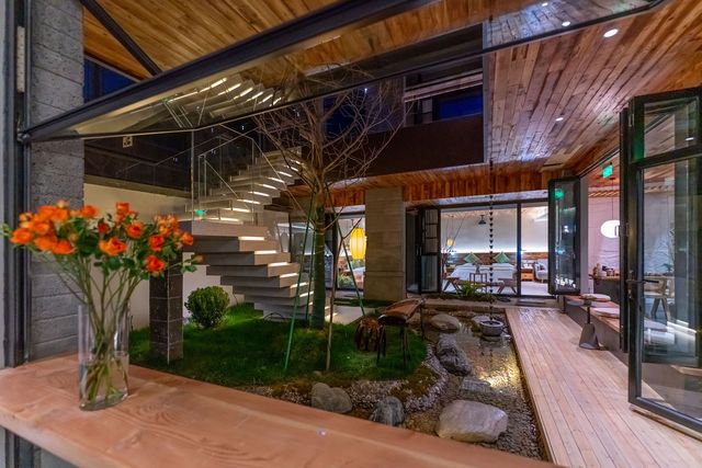 # 你最想二刷的城市 二刷西安|城牆根下的稀缺靜謐,鹿鳴別院藏著千年古都的慢時光 都說西安是一 # 你最想二刷的城市 二刷西安|城牆根下的稀缺靜謐,鹿鳴別院藏著千年古都的慢時光 都說西安是一