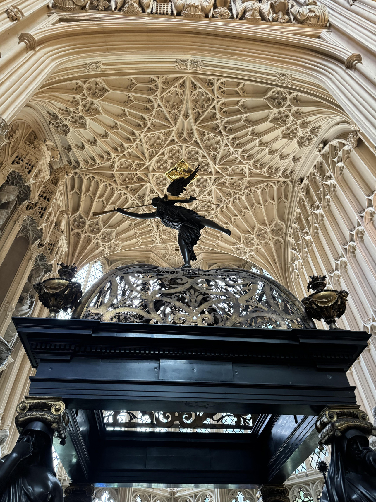 ロンドン文化探訪 | ウェストミンスター寺院の歴史と都市文化を巡る